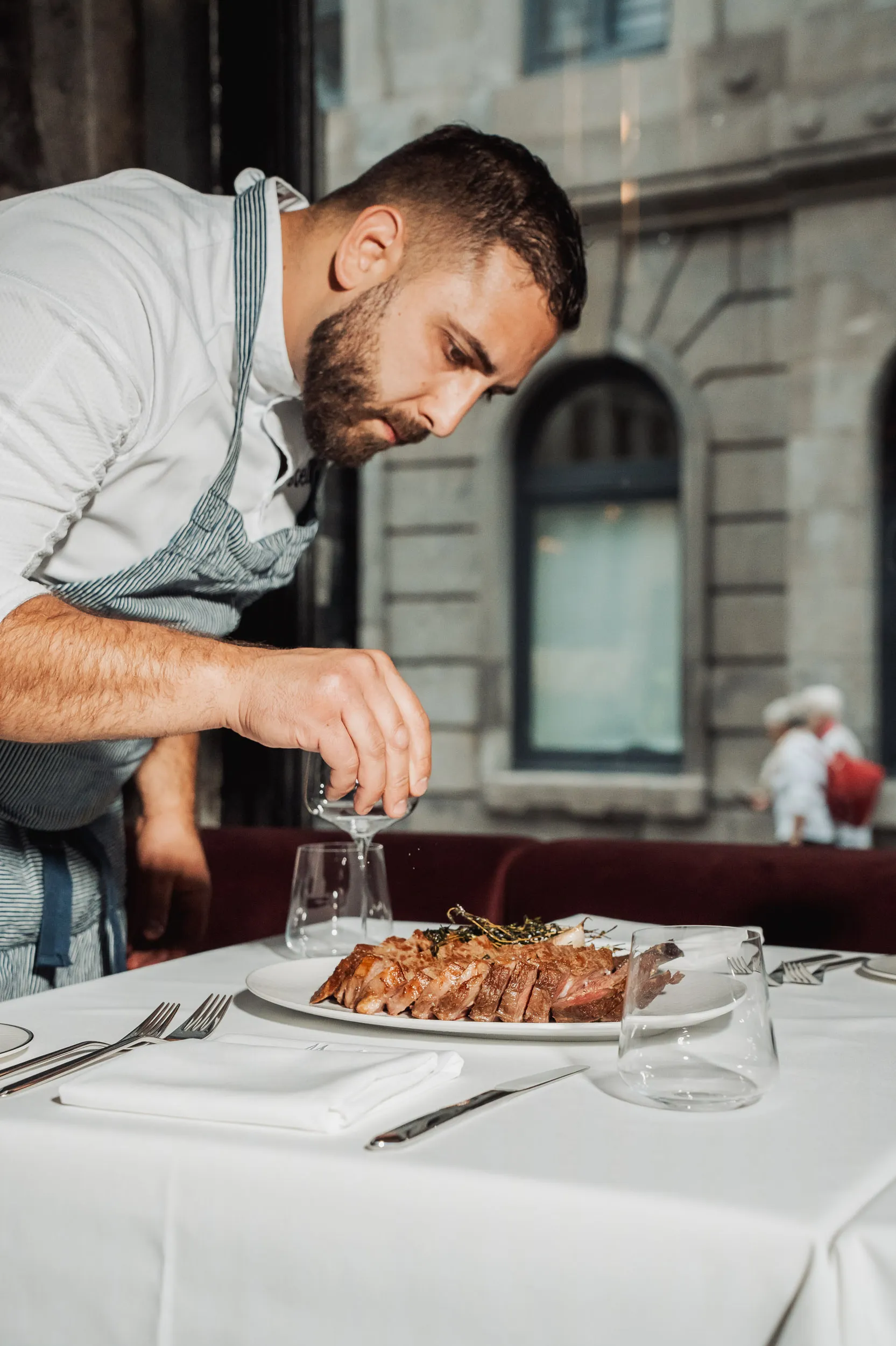 Le chef Jonathan Agnello dans la cuisine de Mare